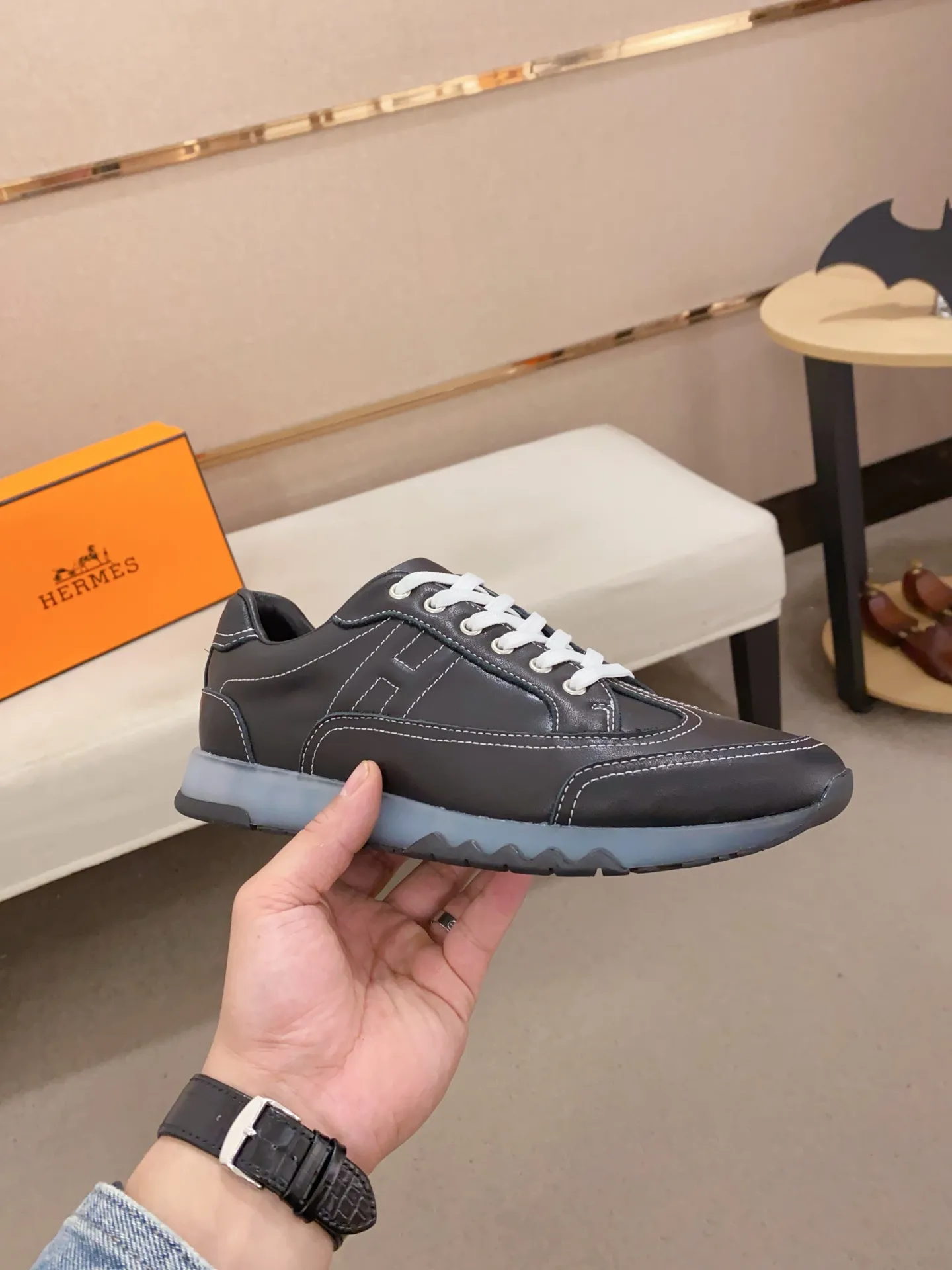 Ex-factory price: 500💰《HERMES》【Classic Original Version】Hermès; Top 🔝 Purchasing Agency 🔍🔍Men's latest 🇺🇸 counters are sold simultaneously, original imported from Italy ▲▲First-layer cowhide ▲▲ (high-end, extravagance and class) times) Exquisite workmanship (Italian 🇮🇹Imported water-dyed 🐂cowhide lining) sole: Original sole provided by the original factory, ⚠️exclusive double-layer activity·TPR·rubber·combined molded outsole; super comfortable·wear-resistant·non-slip·environmental protection The real thing is more beautiful if you take the real thing (high quality, follow the order), you can enter and exit the counter at will * Number of yards: 38·39·40·41·42·43·44# (can be customized 45.)